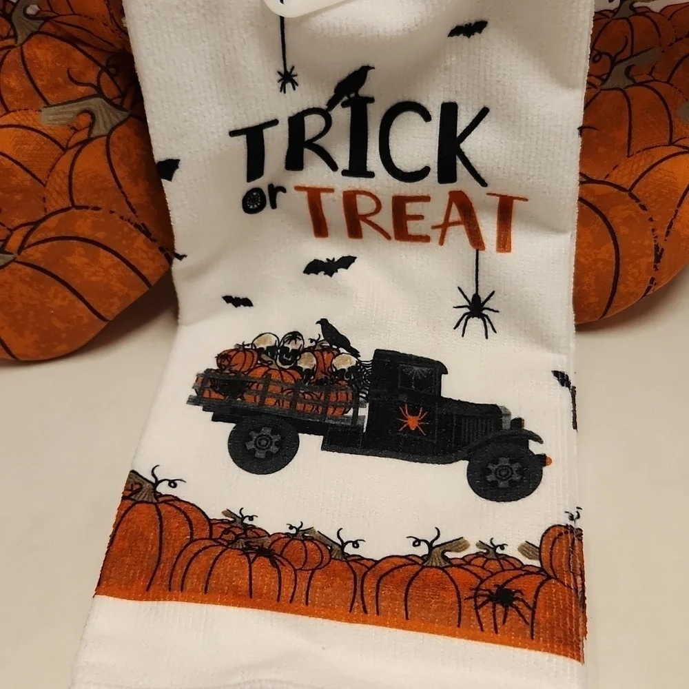 Halloween oven mittens and towel set